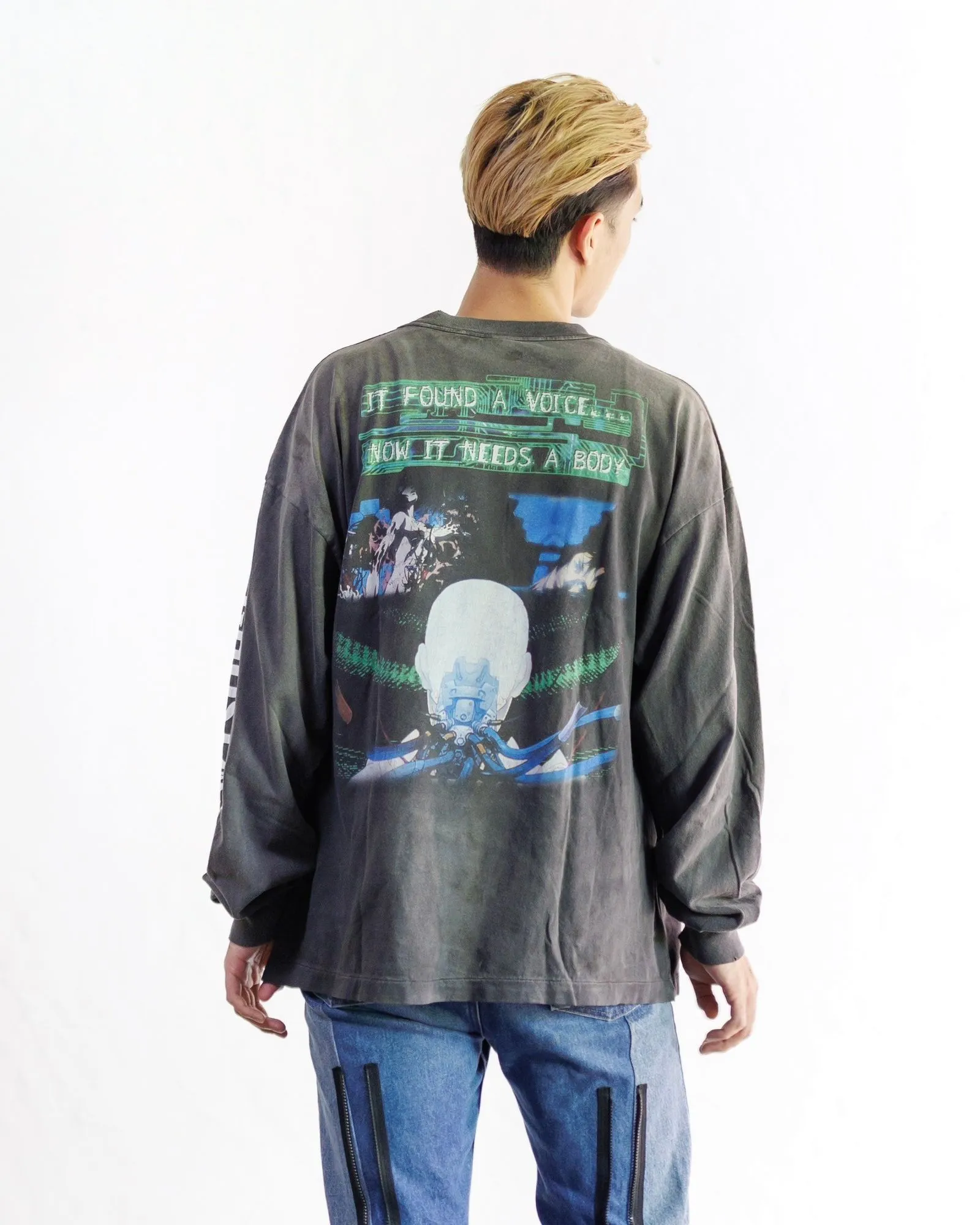 SAINT Mxxxxxx × GHOST IN THE SHELL Ghost in the Shell GS_LS TEE/GITS/BLK Big IP Ghost in the Shell co-branded model Sleeping Motoko Kusanagi Retro distressed long sleeves Washed black S-XL Ready-to-wear Assute dyeing Full-body spray fade/replacement fade Correct accessories Joint LOGO wash mark/main mark/cherub mark Super complex printing replica The drawing/pattern making cycle is very long and the hand graffiti is dirty.